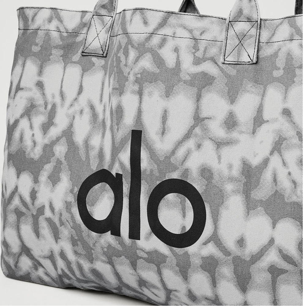 Oversized Alo Yoga Iconic Shopper Tote in Grey Tiedye Canvas - 20" x 14” - Picture 3 of 5